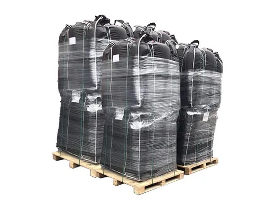 Sacos de carbón activado apilados para exportación